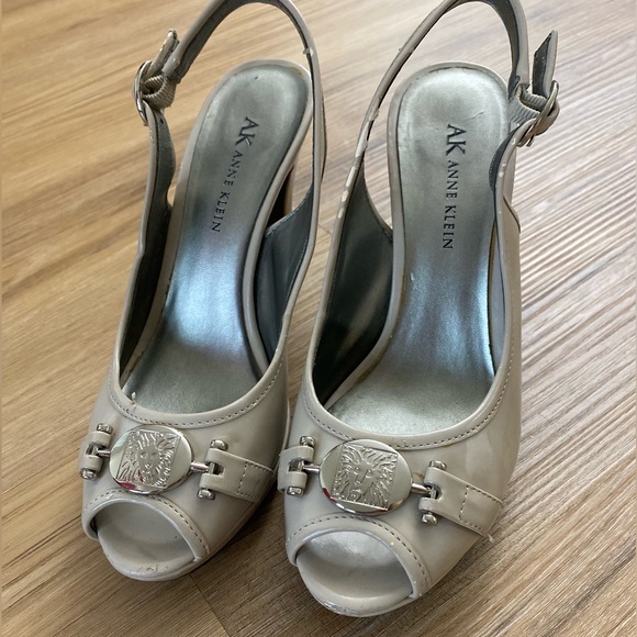 ❤️❤️Anne Klein Light Creamy Beige Lion Logo Strapped High Heels - Picture 2 of 6